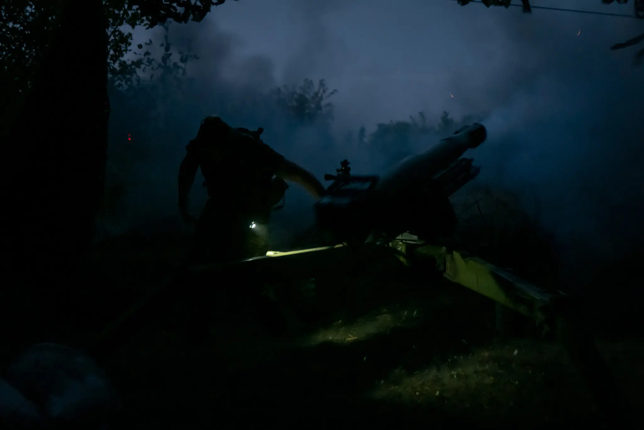 Боєць 15-ї бригади Нацгвардії України в середу веде вогонь зі 105-мм артилерії по позиціях росіян на південь від Покровська.